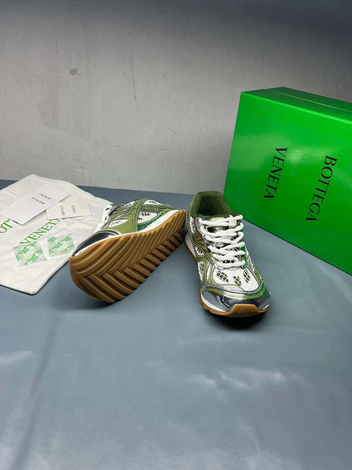 👟👟Ex-factory price 600👟👟 Men's size +10 Real photos 🔥🔥BV Orbit sneakers Wang Yibo's same style couple's dad shoes Runner sneakers, made of lightweight technical mesh fabric. Matched with geometric pattern designed rubber outsole, Wang Zha series high version. Look for the package technology. It is actually a lot taller, but the legs are still slim. Very nice, playable and durable. Matched to the standard💯 Package shoe technology. Look for the high version. The outsole is made of color-blocked TPU outsole. Women's model 35 36 37 38 39 40 41 42 (40 41 42 43 44 45 customized) (Customer logo can be accepted without refund or exchange at a favorable price) Equipped with original packaging